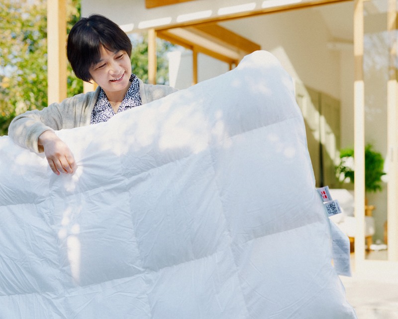 丸洗いしたら日陰干しに。通気性がいいので、この時季でも一日で乾くのがうれしいところ。